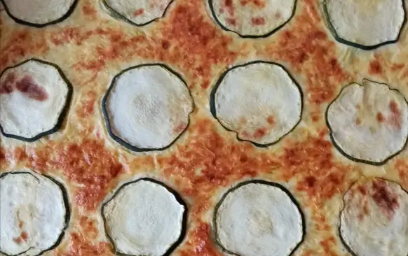 500 g cukety, kousek si nakrájíme na tenká kolečka a zbytek nastrouhat na hrubo
80 g sýr gouda nastrouhané na jemno
4 vajíčka
Trošku soli
Nastrouhanou cuketu posolit a nechat vypotit, pak přes utěrku vymačkat přebytečnou vodu, smíchat se sýrem a vajíčkem trošku soli dle chuti a rozetřít na plech s pečícím papírem potřený trošku oliváčem. Poklást cuketou(kolečka) vedle sebe na těsto.Péct na 200 stupňů do zlatova,po upečení sundat z plechu, otočit aby kolečka cukety byla dole a sloupnout papír. Potřít náplní, na to šunku,plátkový sýr prostě tím kdo co má rád. Zarolovat +zabalit do fólie a dát do lednice aspoň do druhého dne. 
Náplň :
2x lučina + trošku zakysanky, kousek strouhané nivy a sůl... vymíchat. Náplň lze ochutit třeba  česnekem, paprikou atd..