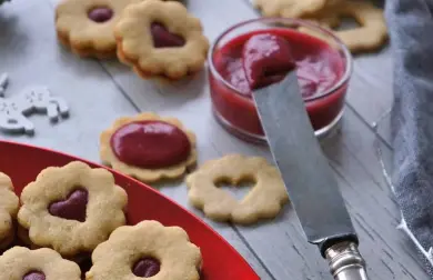 LINECKÁ KOLEČKA S MALINOVOU MARMELÁDOU - low carb cukroví
