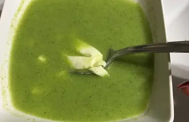 Brokolicová polévka s mozzarelou