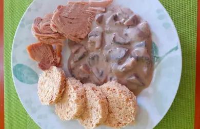 Dušené vepřové maso s žampionovou omáčkou - LC
