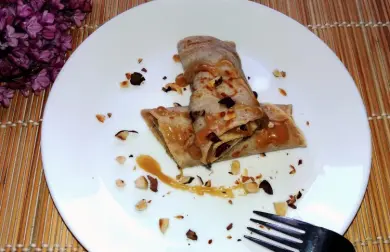 Celozrnné palacinky s orieškovou rebarborou a karamelom