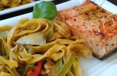 FETTUCCINE S BAZALKOVÝM PESTEM A GRILOVANÝM LOSOSEM