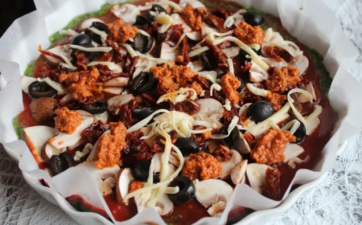 Špenátovo-rajčatová vegetariánská pizza z ovesné mouky