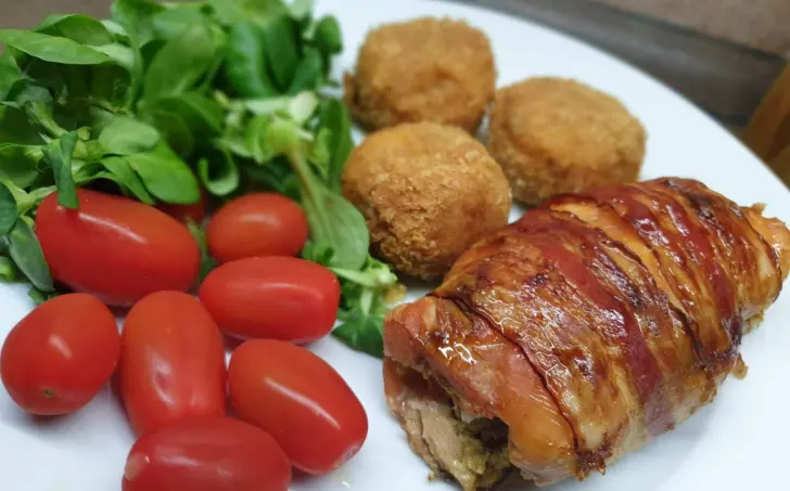 Kurací závitok v slanine a zelerové krokety
