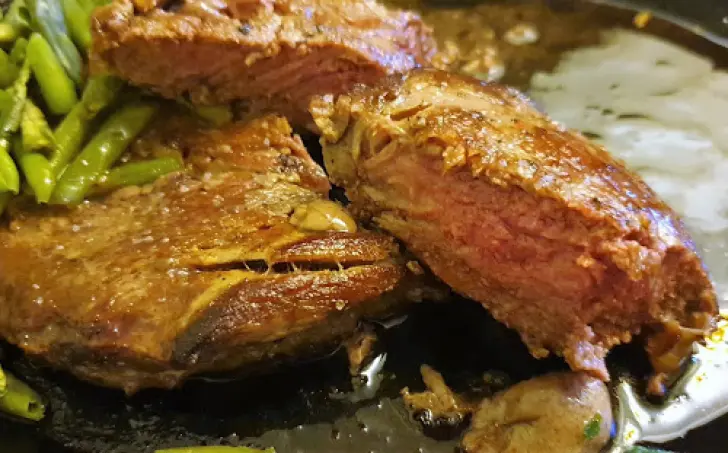 Rib eye steak na liatinovej panvici
