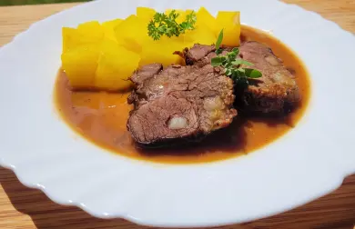 Hovězí krk na slanině s kedlubnou