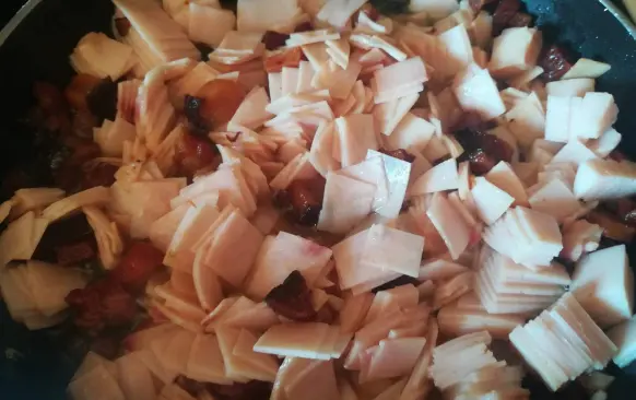 Pokrájenou šunku osmahneme na vyškvařených kostičkách anglické slaniny. Vmícháme do smetany, v níž jsme rozkvedlali žloutky a promícháme.
Na vále rozválíme na pečící papír těsto, a naklademe připravenou náplň (směs smícháme se zbylými bílky, z nichž jsme vyšlehali tuhý sníh) a zatočíme do rolády.
Můžete potřít máslem a dáme péct do předehřáté trouby na 30-35 minut.
Do směsi si můžete přidat dle chuti balkánský sýr nebo kysané zelí.