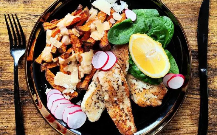 Tilapia nílska a zapečené batátové hranolky s parmezánom