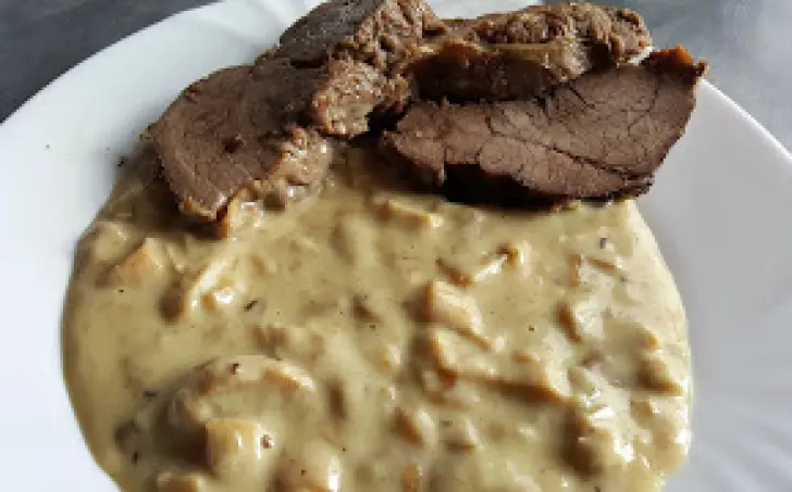 Biela hubová omáčka s duseným hovädzím mäsom