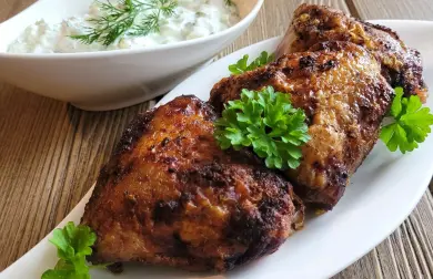 KUŘECÍ KŘÍDLA Z FRITÉZY S TZATZIKI