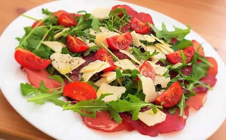 Bresaola s rukolou, rajčaty a parmazánem