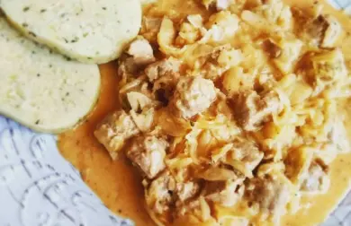 Veggie segedínský guláš s vegetariánským bramborovým knedlíkem