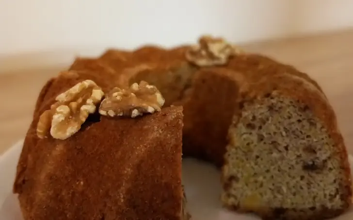 Dýňová bábovka se zakysanou smetanou a ořechy