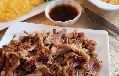 TRHANÉ VEPŘOVÉ MASO S DÝŇOVOU KAŠÍ A SALÁTEM COLESLAW