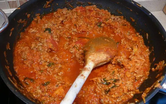 Po upečení necháme lasagne na mřížce chvilku zchladnout, aby se zatáhly. Podáváme teplé.